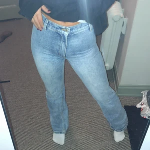 Brandy Melville jeans - Så sjuuuuukt snygga brandy Melville jeans i storlek S, skulle dock säga att det är mer åt XS!💕 helt slutsålda 