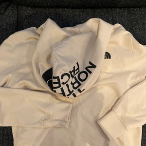 The north face hoodie S oanvänt !! - The north face hoodie helt oanvänt. Storlek S köpt på NK i Stockholm.