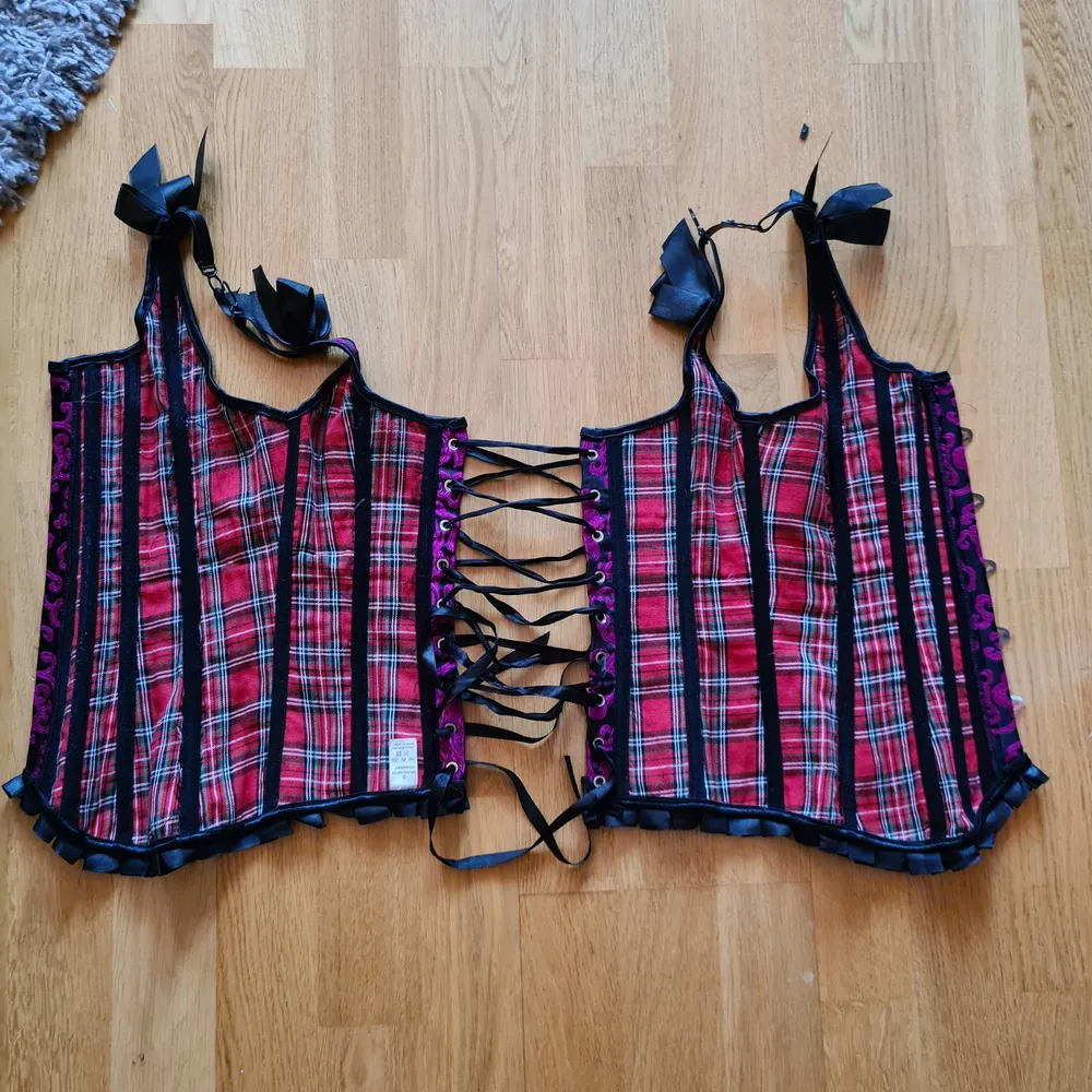 Super söt lila corset med mönster och tartan på insidan. Storlek small/xs. Övrigt.