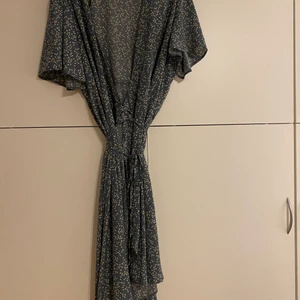 Lång klänning - Jättefin långklänning från Zalando, använd endast 1 gång. Jag är 170cm och den här nästan ner till fötterna. Eftersom man knyter själv skulle jag säga att L/Xl och uppåt kan ha den./ Lina