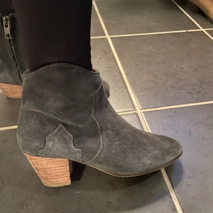 Isabel marant boots - Säljer dessa super snygga isabel marant boots med snygg trä klack. De är i mocka. Färgen är  blå/grå/svart. Skriv för mer info❤️