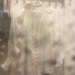 Söt blus - Söt och festlig blus från Zara i strl S, som både går att klä upp och ner. Så fin men har många andra liknande där av att jag säljer den. Skriv vid intresse! Köpt för 299. 