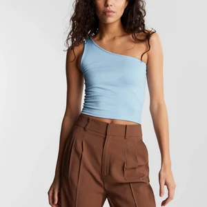 One shoulder top storlek xs  - Knappt använd top från Gina 