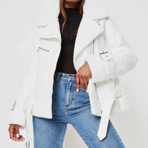Missguided jacka storlek 36 - Säljer en jättefin jacka från missguided pågrund av fel storlek. Storleken är 36 men jag skulle även säga att den passar en storlek 38 också. Nypriset är 1200kr och jag säljer den för 500kr. Jackan är helt ny och oanvänd