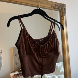 Linne från bikbok  - Säljer detta linnet från bikbok pga kommer inte till användning. Aldrig använd så prislappen sitter kvar. Skriv för fler bilder 💓 storlek S men passar även xs och banden är justerbara! Kan mötas upp i Stockholm eller Linköping eller frakta (köparen står för frakten) 