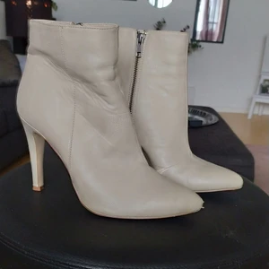 Snygga stövletter i 38 - Snygga och sköna stövletter som passar till det mesta, perfekta för höst och vår. Ena bilden är tagen med blixt. 