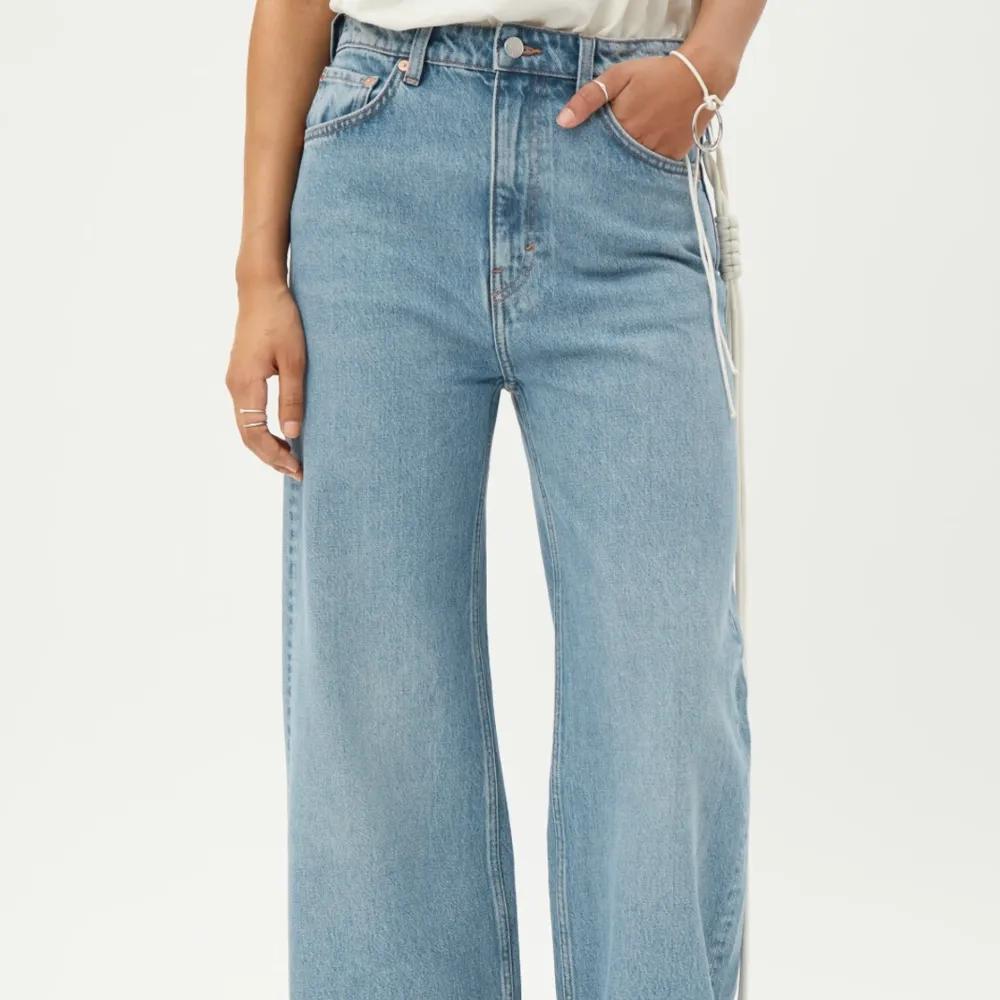 wide jeans från weekday i modellen ace✨ säljer då de är för små. frakt är inräknat i priset 💓. Jeans & Byxor.