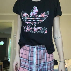 Adidas t-shirt  - Inte äkta, väldigt skönt material 