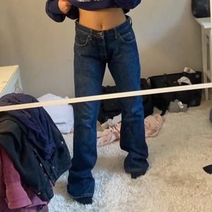 Jeans - Lee jeans, lågmidjade i fint skick, förstora för mig. Passar ungefär Strl S. Är 159cm. Skriv för fler bilder eller om ni undrar över nåt, pris kan diskuteras🤍köpare står för frakten🤍