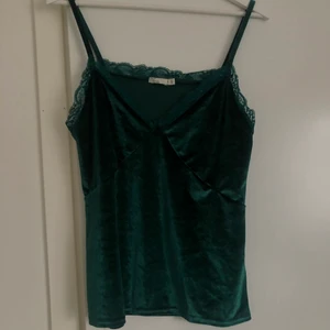 grönt sammetlinne - Jättefint linne i sammet. storlek L, men passar mig som vanligtvis har s-m💗