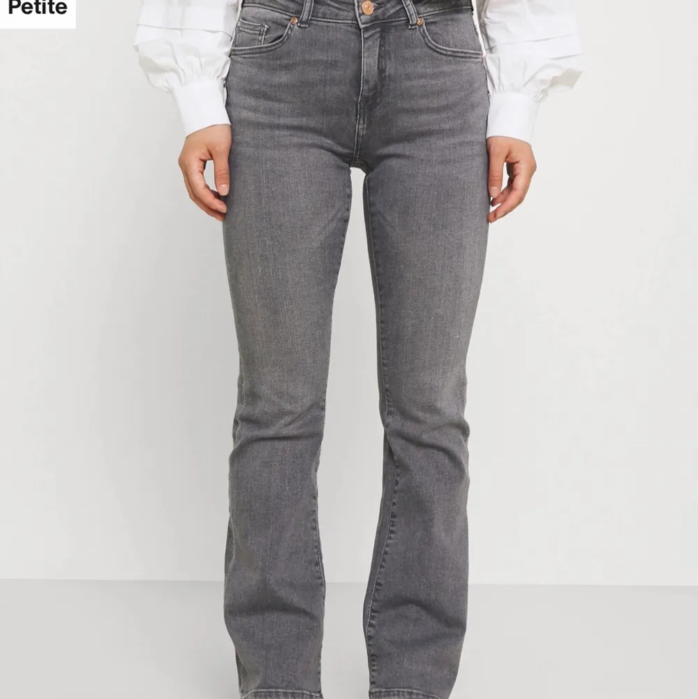 Gråa flared jeans i en petite modell så passar lite kortare personer❣️ Aldrig använda så bra skick. Jeans & Byxor.