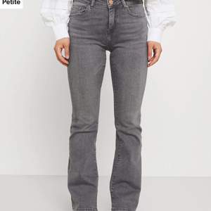 Gråa flared jeans i en petite modell så passar lite kortare personer❣️ Aldrig använda så bra skick