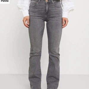 Gråa flared jeans - Gråa flared jeans i en petite modell så passar lite kortare personer❣️ Aldrig använda så bra skick