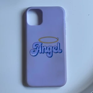 Mobilskal - Ett skal från SHEIN med motiv för IPhone 11. Fläcken som ni ser har jag försökt få bort, men det går inte. Jag har spritat det flera gånger. Inget som syns om man inte tittar nära. Det ser liksom skitigt ut, men jag har spritat det flera gånger. Annars funkar det bra, ger ett bra skydd för mobilen:)