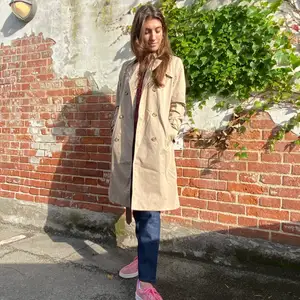Beige trenchcoat, rigtig fin stand