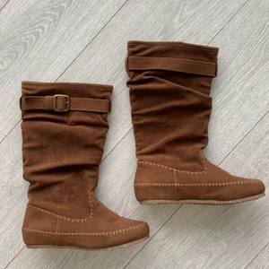 Boots - Säljer ett par boots köpta second hand i strl 38. Fint skick! Köpare står för frakt🤎