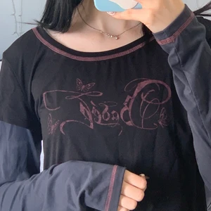 Super cool topp från badee 💫 - Från koreanska märker badee, knappt använd! Storlek M