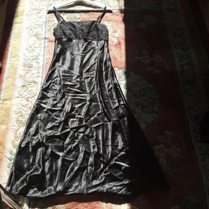 Lång nyfest satin klänning  - En satin klänning som passar till allt och passar xs_s.klänning är m.finns fler bilder 