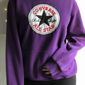 Lila Converse Hoddie - XL barn, sitter som S. Bra skick. Pris kan disskuteras