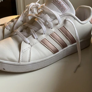 Adidasskor - Snygga vita adidasskor med roséguldiga ränder i bra skick! Passar till allt💛