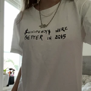 Suicideboys tshirt - Suicideboys merch!!! Lyssnar inte på dom längre så nått fan borde köpa!!! Från deras drop så den e legit och finns inte att köpa in store😍😍