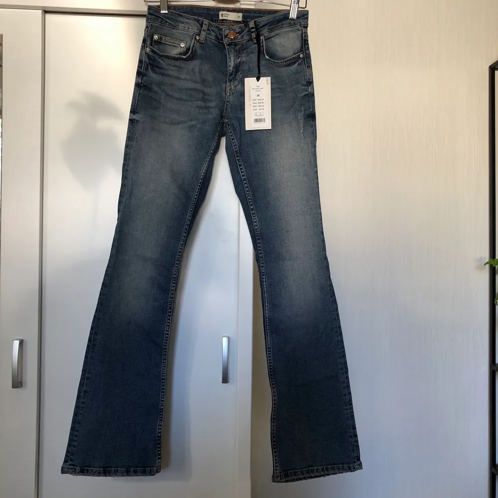 Helt nya bootcut jeans från ginatricot i strl 36. Modellen heter ”ellen” och färgen ”mid blue”, stretchigt, bekvämt material och medelhög midja. Har tyvärr ingen bild med dem på då de är för små för mig 😊 . Jeans & Byxor.