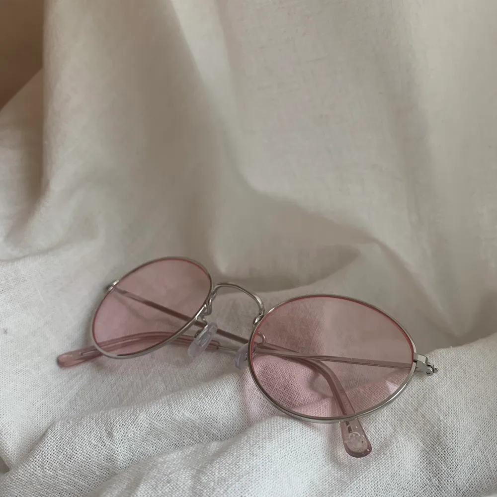 Säljer ett par 80-tals glasögon med rosa glas från carlings🤍. Accessoarer.