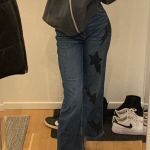 Xs  - Mörkblå jeans med svarta stjärnor på 💫 dessa är lite korta för mig som är 164 cm lång så om du är lite kortare så är de nog perfekt i längden 😍 jätte snygga men tyvärr för små! Säljer dem för 200 kr ❤️ passar perfekt som en xs 🤎