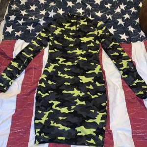 Militärmönstrad klänning, ungefär 2 år gammal. Använd ca. 5 gånger. Inga hål eller liknande. Dragkedja och en kort polokrage (bild 2).❤️