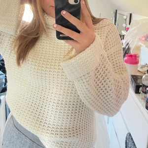 Stickad tröja🤍🤍 - MYSIGASTE stickade tröjan som tyvärr it kommer till användning 🤍🤍🤍