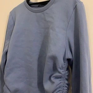 Blå zara tröja! - Köpt för 300 kr, säljer för 150 kr. Kommer inte till användning. 