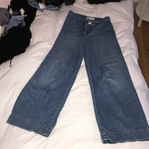 Väldigt utsvängda jeans från Zara - Mjukare denim material, inte som vanliga jeans dvs tunnare. Bra skick och använda ett fåtal gånger