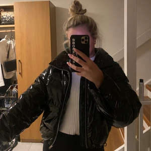 Gina Tricot jacka storlek S - Säljer nu denna coola jackan! Hur skön som helst och as snygg😍köptes för 699 säljer den nu för 200💞kontakta mig om du har några frågor