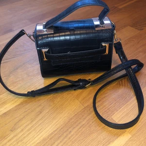 Rymlig väska  - Rymlig väska som endast använd ett fåtal gånger. Köp direkt för 149kr. Skicka iväg ett meddelande om du önskar mer information eller fler bilder. OBS köparen står för frakten. 