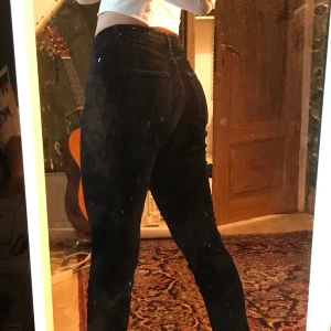 Manchester byxor från monki - Svarta Manchester byxor från monki.<3 Köpte dom secondhand men fortfarande bra skick. Säljer pågrund av att det inte är min stil längre. Dom sitter väldigt fint men är lite korta på mig (är 1,67cm) men funkar om man vill visa början av benet ❤️ frakt tillkommer 66