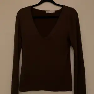 Säljer denna långärmade tröjan från zara, den är mörkbrun, säljer den pga av den är för stor för mig😊