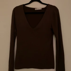 Zara tröja - Säljer denna långärmade tröjan från zara, den är mörkbrun, säljer den pga av den är för stor för mig😊