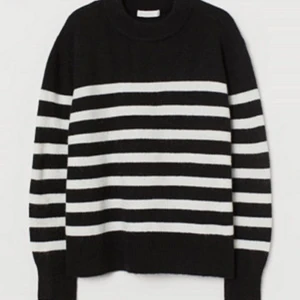 Stickad randig tröja hm - Snyggaste randiga tröjan från hm storlek xs, endast testad och prislappen finns kvar säljer för bra pris, buda i kommentarerna 💗💗💗(slutsåld på hemsidan)