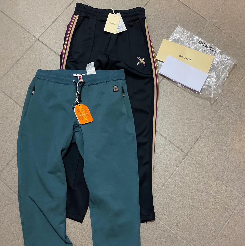 Parajumpers trackpants (mjukisbyxor) Size S, passar M, skick 9/10, pris 1000kr, nypris 3000kr. (ENDAST PARAJUMPERS BYXORNA KVAR).                                              Tags osv medföljes, paketpris 2000kr, pris kan diskuteras vid smidig affär.. Jeans & Byxor.