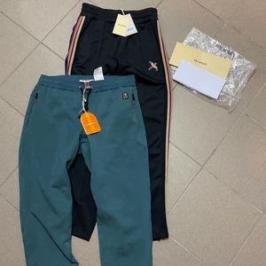 Parajumpes och Axel Arigato trackpants - Parajumpers trackpants (mjukisbyxor) Size S, passar M, skick 9/10, pris 1000kr, nypris 3000kr. (ENDAST PARAJUMPERS BYXORNA KVAR).                                              Tags osv medföljes, paketpris 2000kr, pris kan diskuteras vid smidig affär.