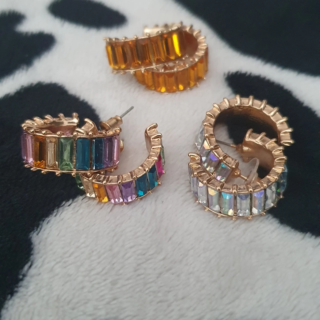 Örhängen dekorerade med imiterade stenar - 90