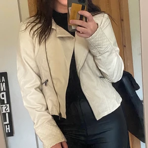 Skinnjacka vero moda strl M - Fake skinnjacka från Vero Moda i bra skick. 175 kr inkl frakt🙌