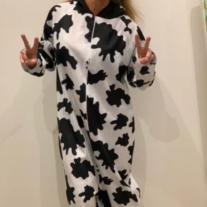 Ko kostym 🐮 strl L - Super mysig och gullig ko kostym som jag hade på haloween förra året men den har tyvärr inte kommit till användning efter det 🐮💕