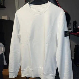 Stone Island Sweater STRLK M - En sisådär ett år gammal Stone Island Sweater som inte passar längre. Det är storlek M och skulle säga att det är ganska true to size eftersom jag har L och den inte passar mig speciellt bra. Den har inga fläckar eller andra flaws.  Nypris: 1990kr säljer nu för: 700kr Cond: 9/10. Bara att skriva om du har frågor eller vill ha mer bilder👍🏼