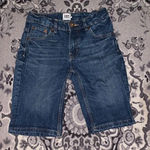 Jeans shorts - Mörkblåa jeans shorts, väl använda men bra skick