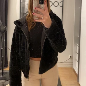 Pälsjacka  - En svart mysig pälsjacka med luva. Perfekt nu till både hösten och vintern🤎