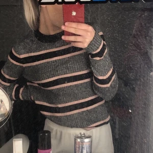 Randig tröja  - Använt fåtal gånger. Köpt i vintras, bra skick! Skriv för intresse 💕