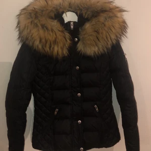 Rockandblue jacka Xs - Säljer min Rockandblue jacka som är köpt på Miinto för 2800kr o säljer den nu för 500kr. Pälsen är fuskpäls o är använd en säsong i storlek Xs:) 