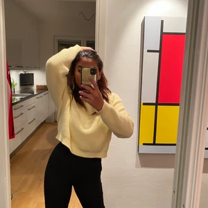 Svarta kostymbyxor - Ett par svarta kostymbyxor från BikBok i strlk 34. Superfina och sköna. Nypris 399kr, mitt pris 149kr. Köparen står för frakten💕