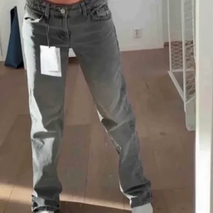 Populära zara jeans - INTRESSEKOLL på dessa sjukt populära jeansen från zara i storlek 36. Köpte i vintras men inga defekter över huvud taget! SÄLJER BARA VID BRA PRIS. BUDA I KOMENTARERNA 💕💕